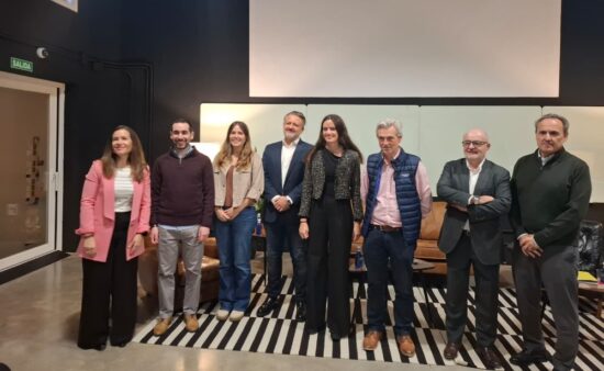 De izquierda a derecha: Paula Sanz, directora de All4Zero, Pedro Luis Compais del Centro Tecnológico Circe, Irene Solís senior researcher Green Energies y CO2 de ArcelorMittal, Juan Manuel López-Gallego de Power to Hydrogen, Marta Dalmases responsable de Innovación Abierta de Iberia, Javier Arnaldo director nacional de Sostenibilidad de Airbus, Eduardo Fernández director de Innovación de Urbaser, Javier Alández director de Economía Circular de Holcim