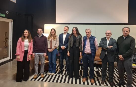 De izquierda a derecha: Paula Sanz, directora de All4Zero, Pedro Luis Compais del Centro Tecnológico Circe, Irene Solís senior researcher Green Energies y CO2 de ArcelorMittal, Juan Manuel López-Gallego de Power to Hydrogen, Marta Dalmases responsable de Innovación Abierta de Iberia, Javier Arnaldo director nacional de Sostenibilidad de Airbus, Eduardo Fernández director de Innovación de Urbaser, Javier Alández director de Economía Circular de Holcim