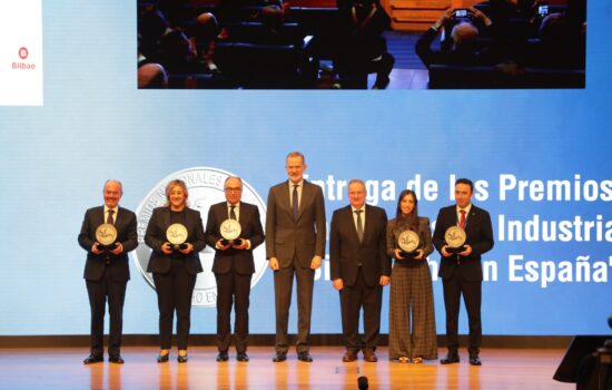 Foto de los premiados con el Rey Felipe. Firma: Santi Moreno.