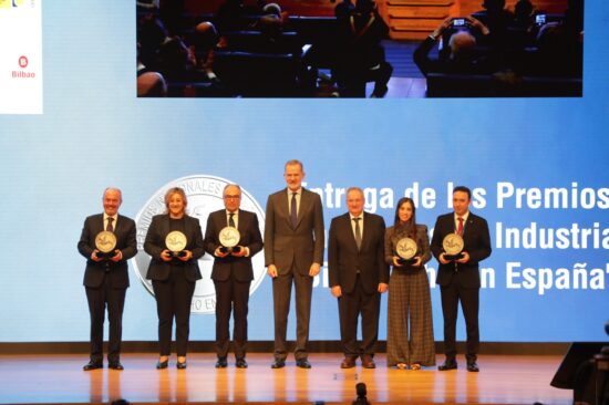 Foto de los premiados con el Rey Felipe. Firma: Santi Moreno.