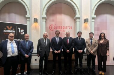 Presentación CEIMS: Juan Ignacio López-Escobar; decano del Colegio de Ingenieros de Minas del Sur; Jesús Portillo, director general de Minas de la Junta de Andalucía; Francisco Herrero, presidente de la Cámara de Comercio de Sevilla; Jorge Paradela, consejero de Industria, Energía y Minas de la Junta de Andalucía; Enrique Delgado, presidente de Aminer; Álvaro Pimentel, segundo teniente de alcalde y delegado de Cartuja, Parques innovadores, Movilidad, Economía y Comercio del Ayuntamiento de Sevilla; Cristóbal Sánchez, viceconsejero de Industria, Energía y Minas de la Junta de Andalucía y Estefanía Delgado, gerente ejecutiva de Aminer.