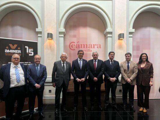 Presentación CEIMS: Juan Ignacio López-Escobar; decano del Colegio de Ingenieros de Minas del Sur; Jesús Portillo, director general de Minas de la Junta de Andalucía; Francisco Herrero, presidente de la Cámara de Comercio de Sevilla; Jorge Paradela, consejero de Industria, Energía y Minas de la Junta de Andalucía; Enrique Delgado, presidente de Aminer; Álvaro Pimentel, segundo teniente de alcalde y delegado de Cartuja, Parques innovadores, Movilidad, Economía y Comercio del Ayuntamiento de Sevilla; Cristóbal Sánchez, viceconsejero de Industria, Energía y Minas de la Junta de Andalucía y Estefanía Delgado, gerente ejecutiva de Aminer.