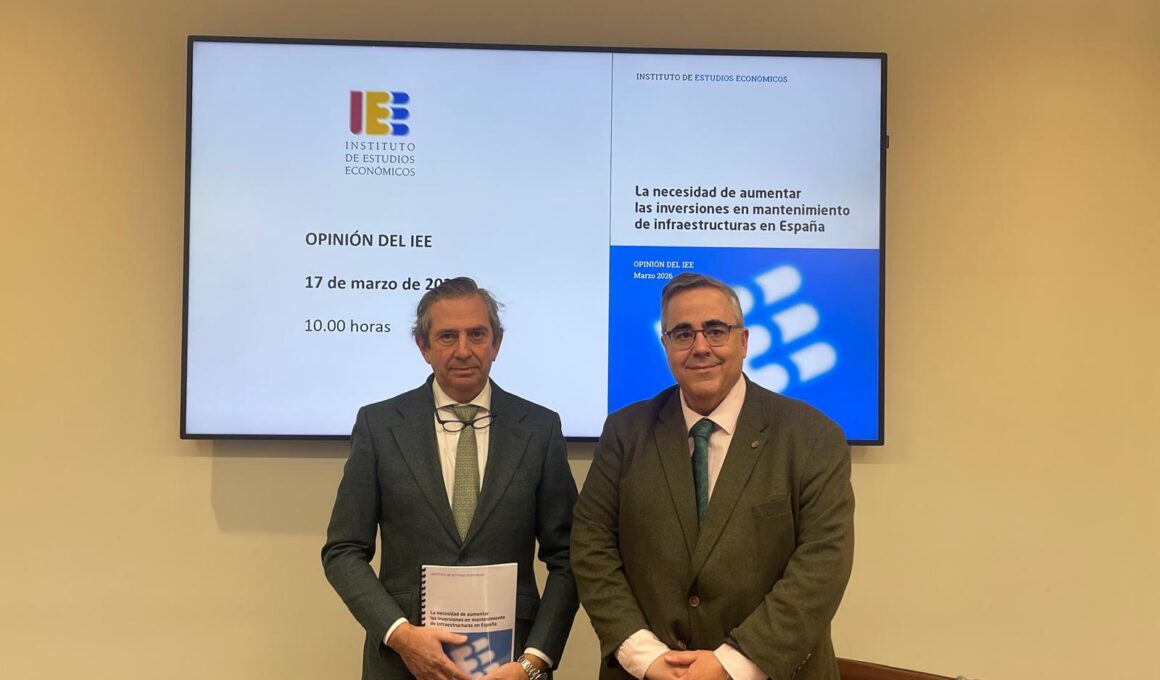 El presidente del Instituto de Estudios Económicos (IEE), Íñigo Fernández de Mesa (izquierda), y el director general, Gregorio Izquierdo. Firma: IEE