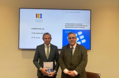 El presidente del Instituto de Estudios Económicos (IEE), Íñigo Fernández de Mesa (izquierda), y el director general, Gregorio Izquierdo. Firma: IEE