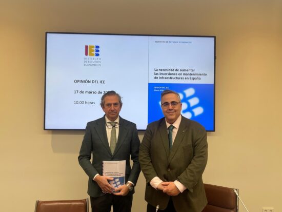 El presidente del Instituto de Estudios Económicos (IEE), Íñigo Fernández de Mesa (izquierda), y el director general, Gregorio Izquierdo. Firma: IEE