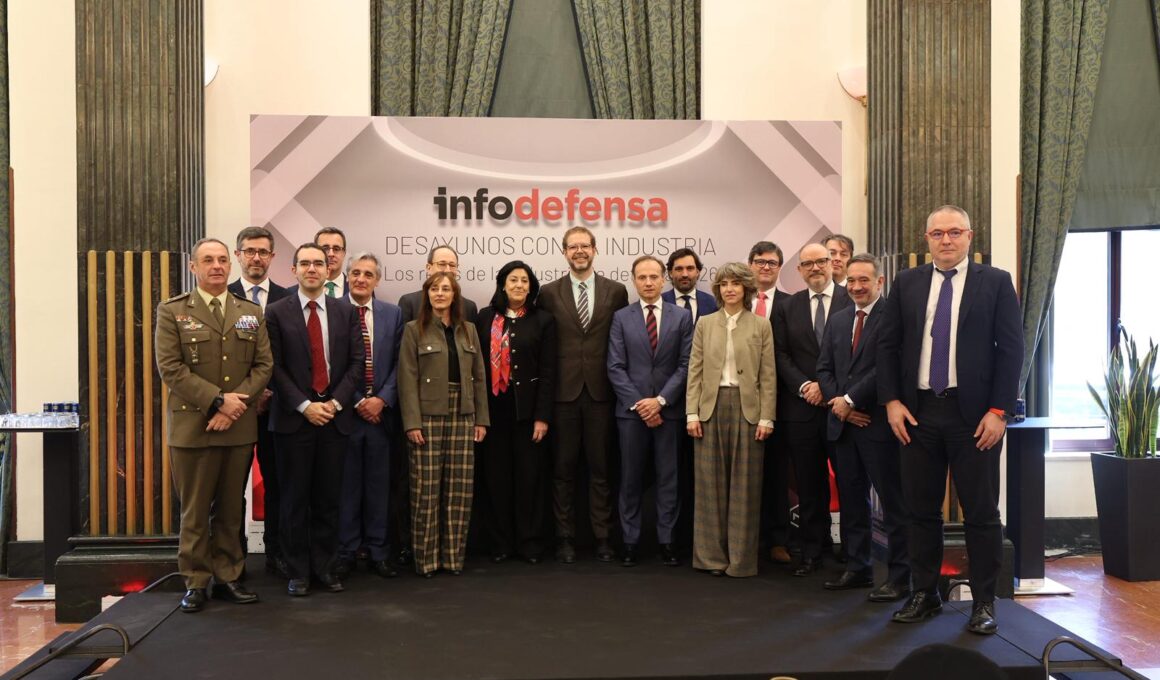 Foto de familia durante el desayuno de Infodefensa. Firma. Ángel de Antonio.