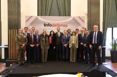 Foto de familia durante el desayuno de Infodefensa. Firma. Ángel de Antonio.