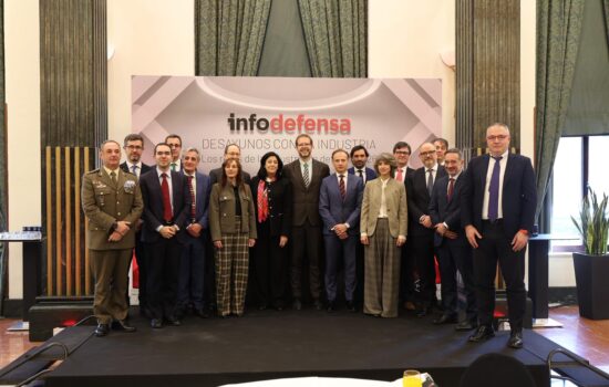 Foto de familia durante el desayuno de Infodefensa. Firma. Ángel de Antonio.