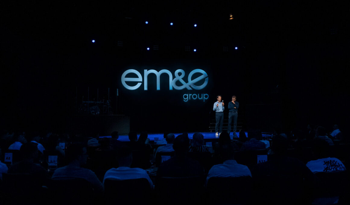 Los copropietarios de EM&E, Ángel (izquierda) y Javier Escribano en un discurso ante sus empleados. Firma: EM&E