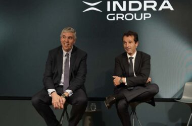 José Vicente de los Mozos, CEO de Indra (izquierda), y Ángel Escribano, expresidente de la compañía del Ibex 35 y copropietario de EM&E. Firma: Indra