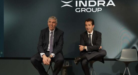 José Vicente de los Mozos, CEO de Indra (izquierda), y Ángel Escribano, expresidente de la compañía del Ibex 35 y copropietario de EM&E. Firma: Indra