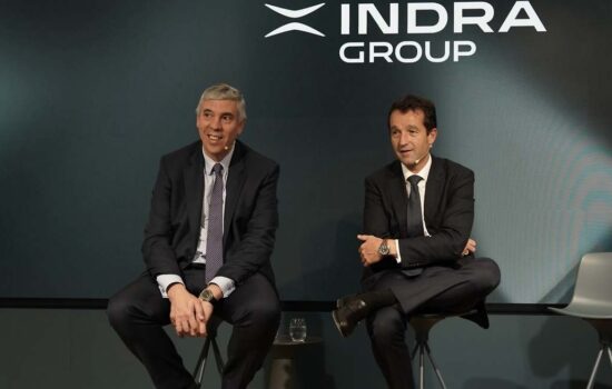 José Vicente de los Mozos, CEO de Indra (izquierda), y Ángel Escribano, expresidente de la compañía del Ibex 35 y copropietario de EM&E. Firma: Indra