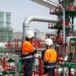 Empleados de Repsol en su planta de combustibles renovables en Cartagena (Murcia). Firma: Repsol
