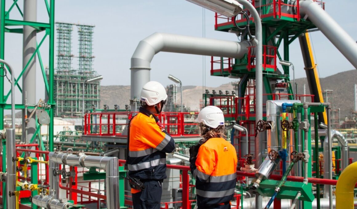 Empleados de Repsol en su planta de combustibles renovables en Cartagena (Murcia). Firma: Repsol