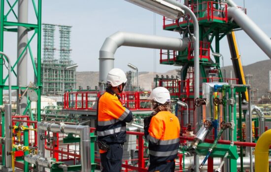 Empleados de Repsol en su planta de combustibles renovables en Cartagena (Murcia). Firma: Repsol