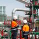 Empleados de Repsol en su planta de combustibles renovables en Cartagena (Murcia). Firma: Repsol