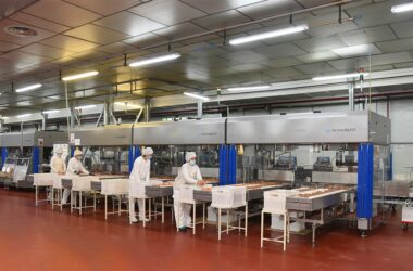 Trabajadores en el interior de la fábrica de Chocolates Trapa en Dueñas (Palencia). Firma: Chocolates Trapa