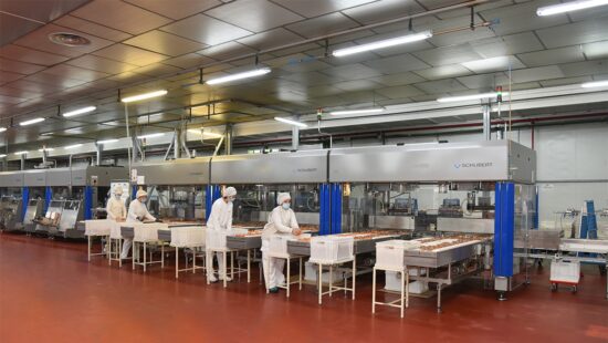Trabajadores en el interior de la fábrica de Chocolates Trapa en Dueñas (Palencia). Firma: Chocolates Trapa