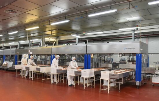 Trabajadores en el interior de la fábrica de Chocolates Trapa en Dueñas (Palencia). Firma: Chocolates Trapa