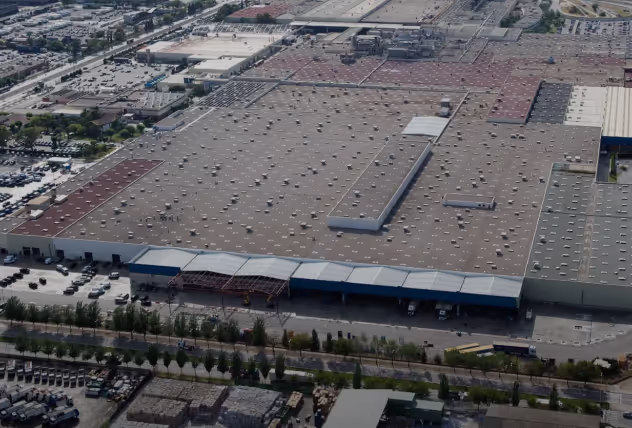 Instalaciones de la antigua planta de Nissan en la Zona Franca de Barcelona, ahora reconvertidas en Ebro Factory. Firma: Ebro