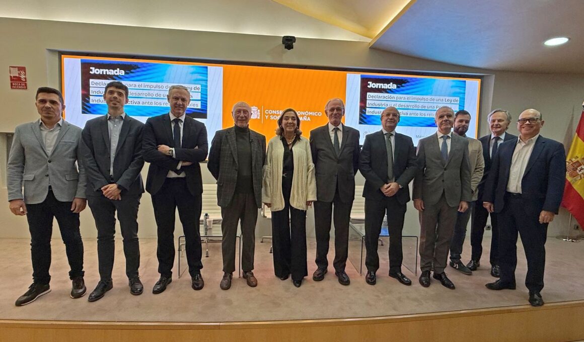 Foto de 'familia' del acto de presentación del manifiesto de patronales y sindicatos reclamando una Ley de Industria. Firma: Industry Talks