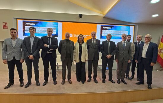 Foto de 'familia' del acto de presentación del manifiesto de patronales y sindicatos reclamando una Ley de Industria. Firma: Industry Talks