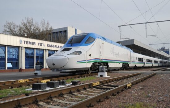 Modelo Afrosiyob (un Talgo 250), operado por la compañía estatal de Uzbekistán (UTY). Firma: Talgo