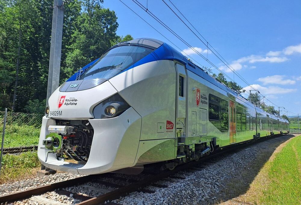 Tren de CAF en la línea regional de la Société Nationale des Chemins de fer Français (SNCF), en Francia. Firma: CAF