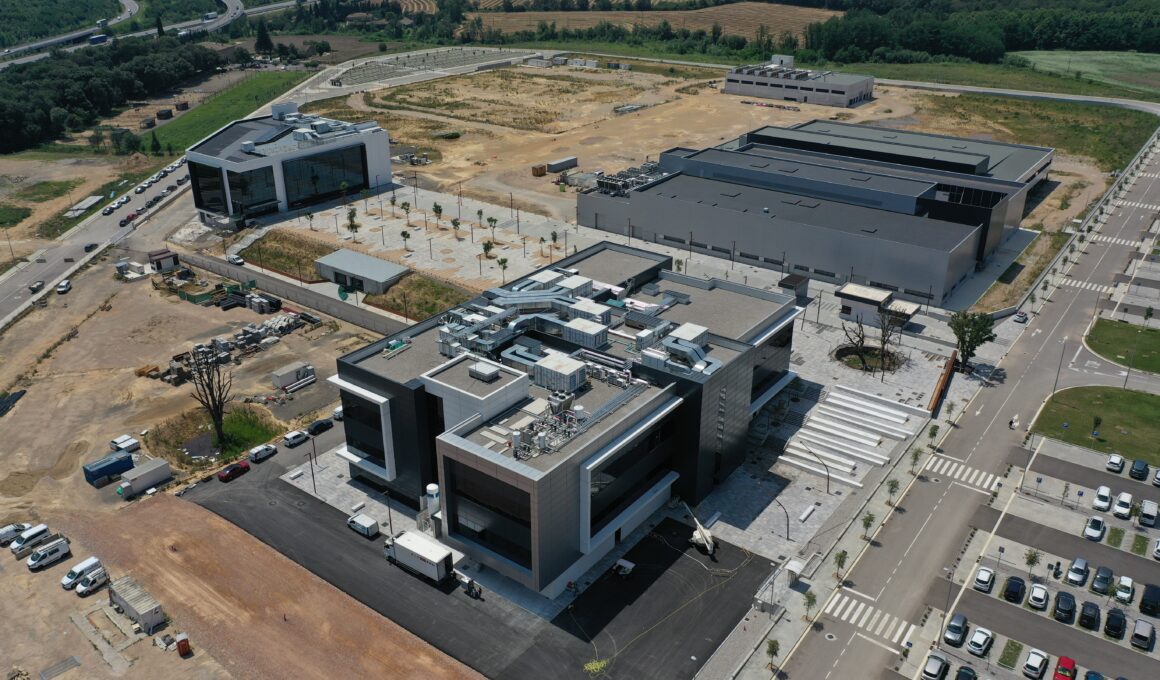 Nuevo Campus Hipra en Aiguaviva (Girona), un complejo biomédico de 114.000 metros cuadrados que cuenta con una inversión proyectada de 550 millones de euros destinada a duplicar la producción de vacunas de la multinacional catalana. Firma: Hipra
