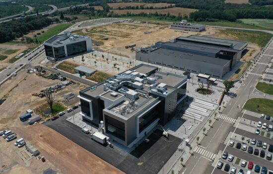 Nuevo Campus Hipra en Aiguaviva (Girona), un complejo biomédico de 114.000 metros cuadrados que cuenta con una inversión proyectada de 550 millones de euros destinada a duplicar la producción de vacunas de la multinacional catalana. Firma: Hipra