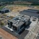Nuevo Campus Hipra en Aiguaviva (Girona), un complejo biomédico de 114.000 metros cuadrados que cuenta con una inversión proyectada de 550 millones de euros destinada a duplicar la producción de vacunas de la multinacional catalana. Firma: Hipra