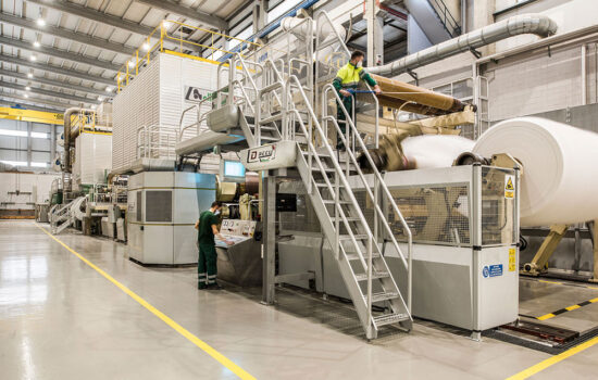 Línea de acabado en la planta de Terranova Papers del grupo Miquel y Costas, en La Pobla de Claramunt (Barcelona), equipada con una bobinadora automatizada de la serie Dreel fabricada por la ingeniería vasca Pasaban. Firma: Miquel y Costas