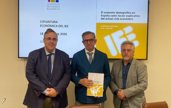 Gregorio Izquierdo, director general del Instituto de Estudios Económicos (IEE), a la izquierda; Íñigo Fernández de Mesa, presidente, en el centro; y Adrián González, director de estudios. Firma: IEE