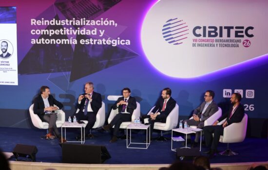 Mesa redonda sobre la 'Industria de la automoción'. Desde la izda.: José López-Tafall, director general de la Asociación Española de Fabricantes de Automóviles y Camiones (Anfac); Antonio González, director de relaciones institucionales de Stellantis Iberia; Edgar Costa, head of legal & GRC de PowerCo (Grupo Volkswagen); Alejandro Oliva, director de desarrollo de negocio (refino, química y nuevos negocios bajos en carbono) de Repsol; Íñigo Trasmonte, head of marketing & PR de BYD Spain; y Víctor Sánchez, ingeniero de proyecto y responsable de ventas técnicas de Bosch Manufacturing Solutions Spain (BMG). Firma: Industry Talks