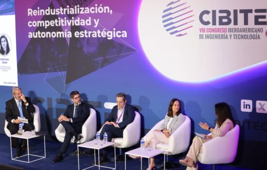Mesa redonda 'Industria de defensa y seguridad' en Cibitec26. Desde la izda.: Cristina Abad, 'chief strategy and sustainability officer' de Navantia; Belén García, 'vicepresident engineering director' de Airbus Helicopters; José Bayón, director de relaciones institucionales de GDELS Santa Bárbara Sistemas; Manuel Escalante, 'chief technology officer' (CTO) de Indra Group; y Fabián Torres, decano del Colegio Oficial de Ingenieros Industriales de Madrid (Coiim). Firma: Industry Talks
