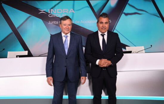 Ángel Simón (izquierda), presidente no ejecutivo de Indra, y Josep María Recasens, consejero delegado. Firma: Indra