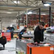 Operarios en la cadena de montaje de la fábrica de equipos de refrigeración industrial de Intarcon, perteneciente a Keyter Group, en Lucena (Córdoba), que se ha convertido en el primer fabricante con capital 100% español en su segmento de refrigeración comercial e industrial compacta de media potencia y climatización técnica, y tiene previsto aumentar su plantilla de 900 a 1.200 trabajadores. Firma: Intarcon