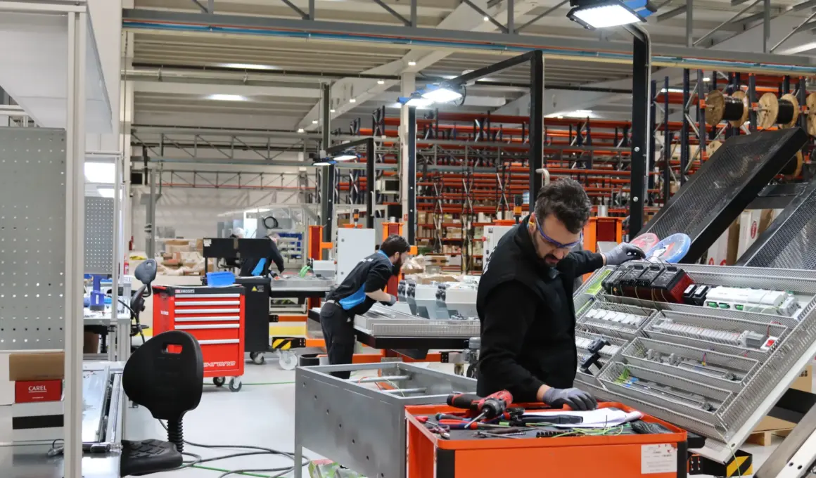 Operarios en la cadena de montaje de la fábrica de equipos de refrigeración industrial de Intarcon, perteneciente a Keyter Group, en Lucena (Córdoba), que se ha convertido en el primer fabricante con capital 100% español en su segmento de refrigeración comercial e industrial compacta de media potencia y climatización técnica, y tiene previsto aumentar su plantilla de 900 a 1.200 trabajadores. Firma: Intarcon