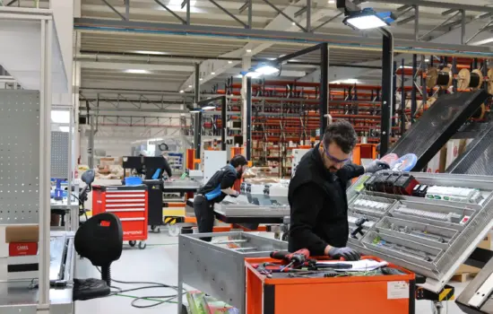 Operarios en la cadena de montaje de la fábrica de equipos de refrigeración industrial de Intarcon, perteneciente a Keyter Group, en Lucena (Córdoba), que se ha convertido en el primer fabricante con capital 100% español en su segmento de refrigeración comercial e industrial compacta de media potencia y climatización técnica, y tiene previsto aumentar su plantilla de 900 a 1.200 trabajadores. Firma: Intarcon