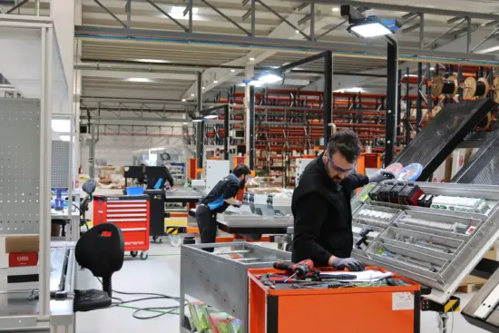 Operarios en la cadena de montaje de la fábrica de equipos de refrigeración industrial de Intarcon, perteneciente a Keyter Group, en Lucena (Córdoba), que se ha convertido en el primer fabricante con capital 100% español en su segmento de refrigeración comercial e industrial compacta de media potencia y climatización técnica, y tiene previsto aumentar su plantilla de 900 a 1.200 trabajadores. Firma: Intarcon