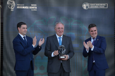 José Antonio Jainaga (centro), presidente de Sidenor, Talgo y Ohmnia, que encabeza la OPA sobre Azkoyen recogiendo el 10 de julio de 2025 en el Palacio Miramar de San Sebastián el premio Joxe Mari Korta de manos del lehendakari, Imanol Pradales (izquierda), y del consejero de Industria, Transición Energética y Sostenibilidad del Gobierno vasco, Mikel Jauregi. Firma: Sidenor
