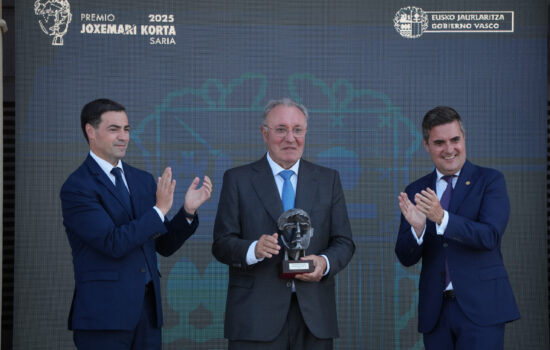 José Antonio Jainaga (centro), presidente de Sidenor, Talgo y Ohmnia, que encabeza la OPA sobre Azkoyen recogiendo el 10 de julio de 2025 en el Palacio Miramar de San Sebastián el premio Joxe Mari Korta de manos del lehendakari, Imanol Pradales (izquierda), y del consejero de Industria, Transición Energética y Sostenibilidad del Gobierno vasco, Mikel Jauregi. Firma: Sidenor