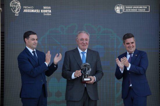 José Antonio Jainaga (centro), presidente de Sidenor, Talgo y Ohmnia, que encabeza la OPA sobre Azkoyen recogiendo el 10 de julio de 2025 en el Palacio Miramar de San Sebastián el premio Joxe Mari Korta de manos del lehendakari, Imanol Pradales (izquierda), y del consejero de Industria, Transición Energética y Sostenibilidad del Gobierno vasco, Mikel Jauregi. Firma: Sidenor