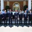 El presidente del Gobierno, Pedro Sánchez, y el ministro para la Transformación Digital y de la Función Pública, Óscar López, junto a los representantes de las empresas participantes en el consorcio para competir por una de las siete gigafactorías de IA que promoverá la Comisión Europa, en el Palacio de la Moncloa el 1 de julio de 2026. Firma: Pool Moncloa/Borja Puig de la Bellacasa