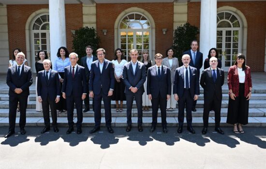 El presidente del Gobierno, Pedro Sánchez, y el ministro para la Transformación Digital y de la Función Pública, Óscar López, junto a los representantes de las empresas participantes en el consorcio para competir por una de las siete gigafactorías de IA que promoverá la Comisión Europa, en el Palacio de la Moncloa el 1 de julio de 2026. Firma: Pool Moncloa/Borja Puig de la Bellacasa