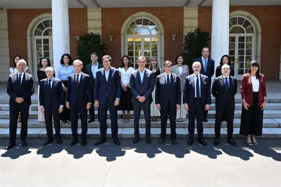 El presidente del Gobierno, Pedro Sánchez, y el ministro para la Transformación Digital y de la Función Pública, Óscar López, junto a los representantes de las empresas participantes en el consorcio para competir por una de las siete gigafactorías de IA que promoverá la Comisión Europa, en el Palacio de la Moncloa el 1 de julio de 2026. Firma: Pool Moncloa/Borja Puig de la Bellacasa