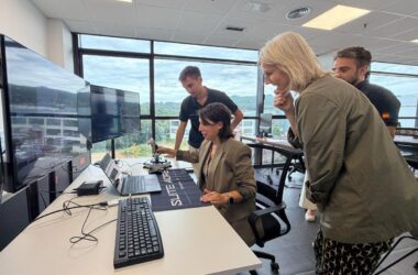 La consejera Lorenzana, durante su visita a la empresa Vig-Sec Drone.