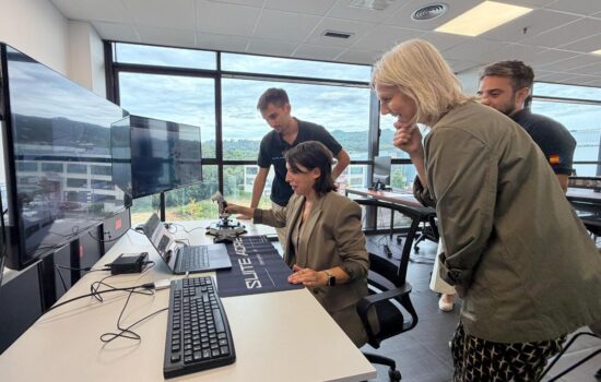 La consejera Lorenzana, durante su visita a la empresa Vig-Sec Drone.