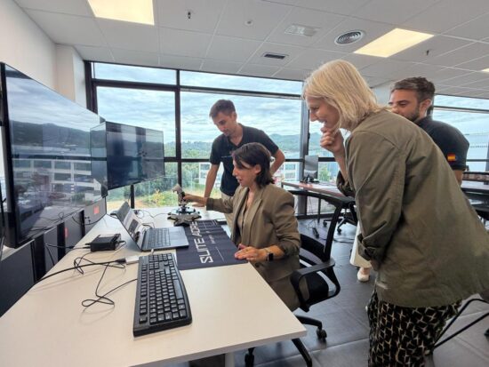 La consejera Lorenzana, durante su visita a la empresa Vig-Sec Drone.