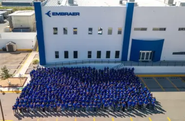 Las instalaciones de Embraer México dan empleo directo a más de 1.200 personas. Firma: Gobierno del Estado de Chihuahua